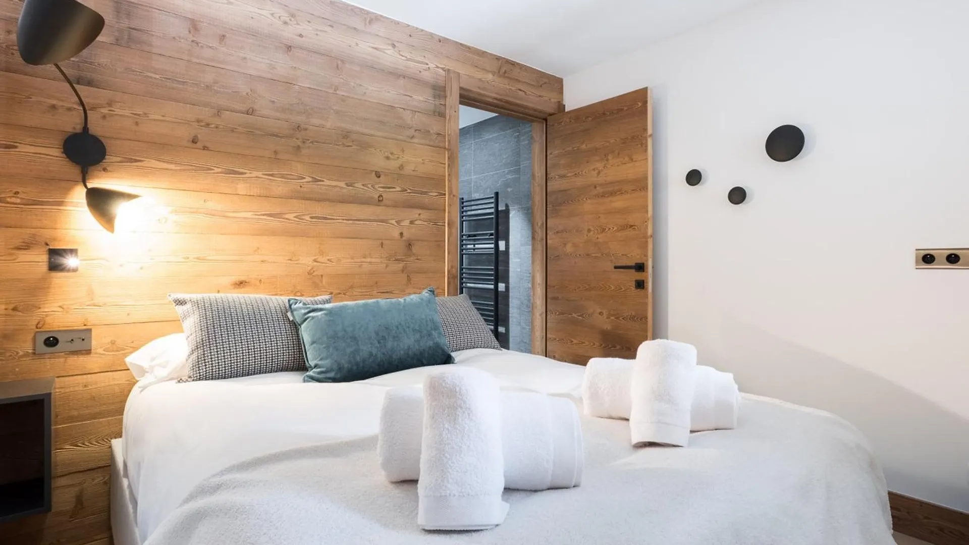 Chalet Renove 10 Adultes, Proche Pistes Et Lac, Meribel Mottaret - Fr-1-565-99 Les Allues 0*,  France